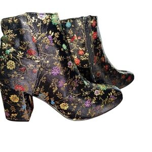 Diba Women’s Ankle Boots Black Embroidered Floral Fabric  Size 8.5M 3” Heel